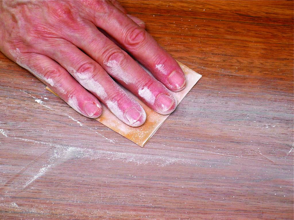 cách tẩy vết băng dính trên gỗ